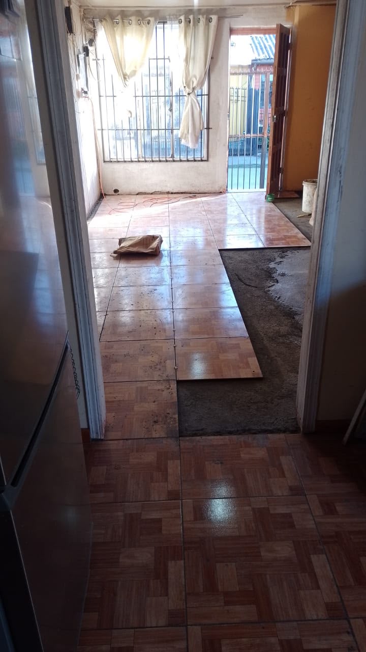 Instalación de cerámica en pasillo