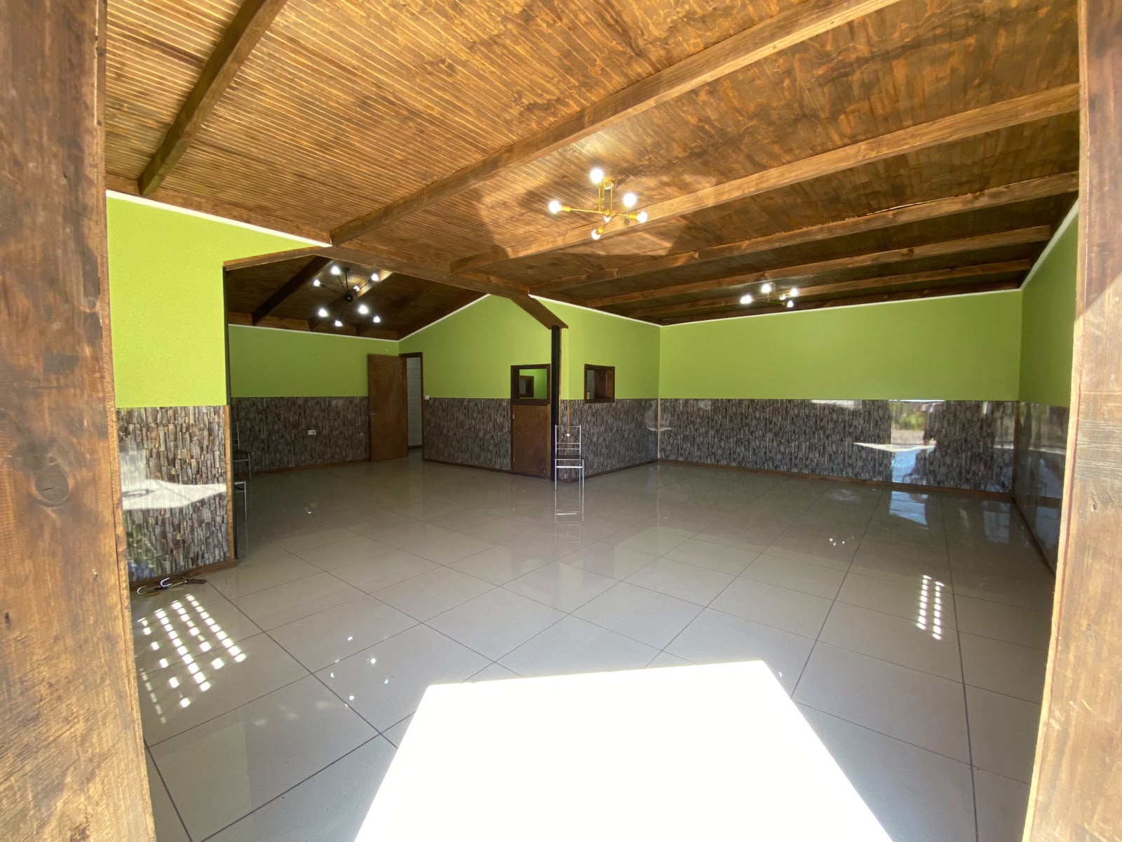Salón remodelado con piso cerámico