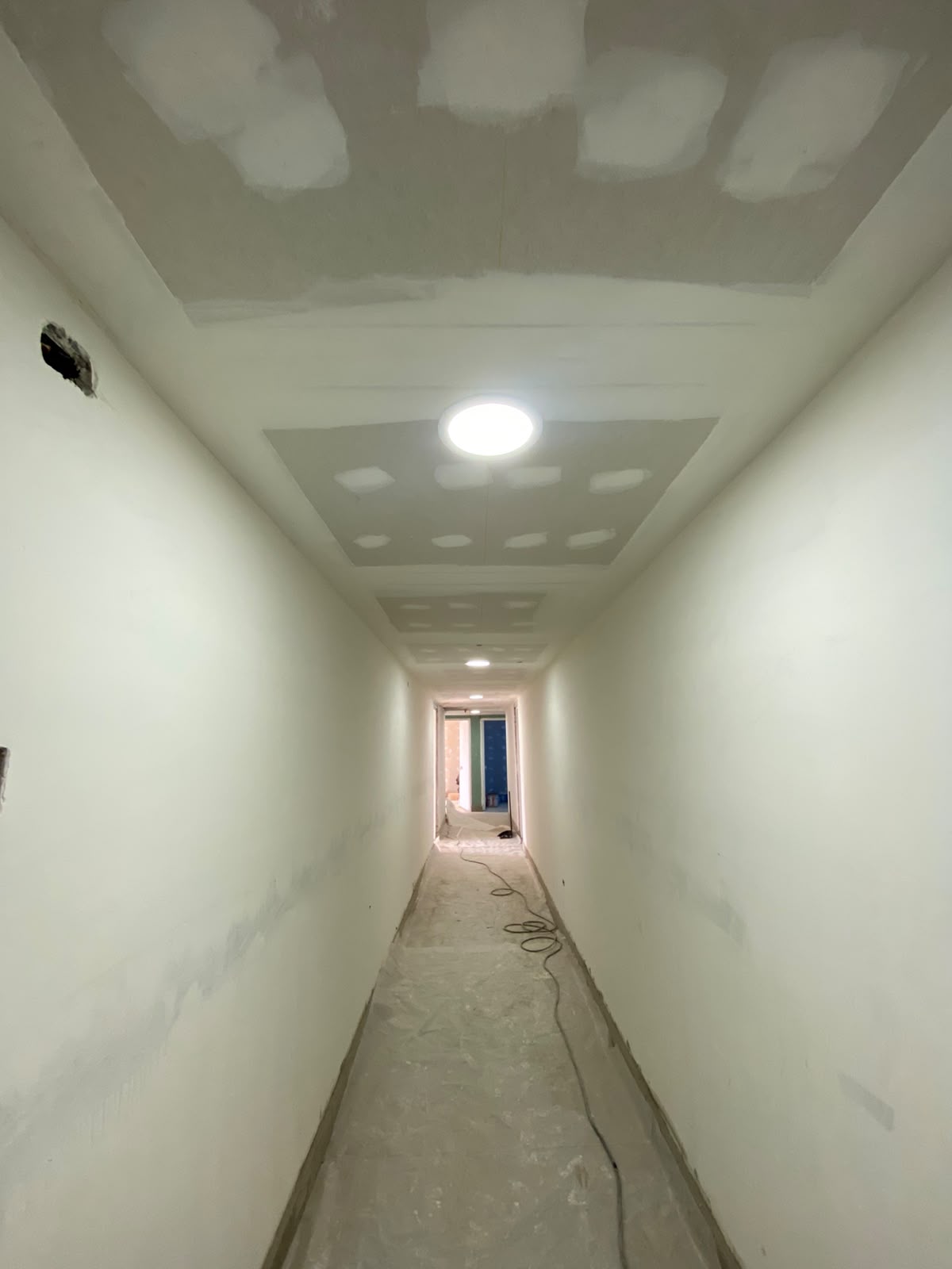 Pasillo interior con terminación en drywall