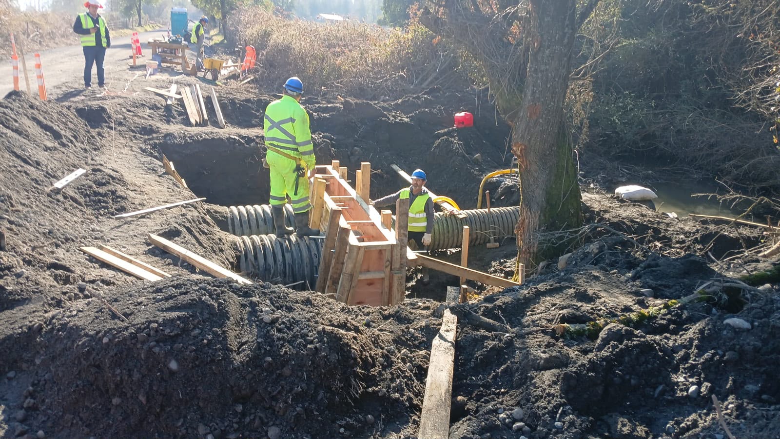 Obra de alcantarillado terminada con salida de agua