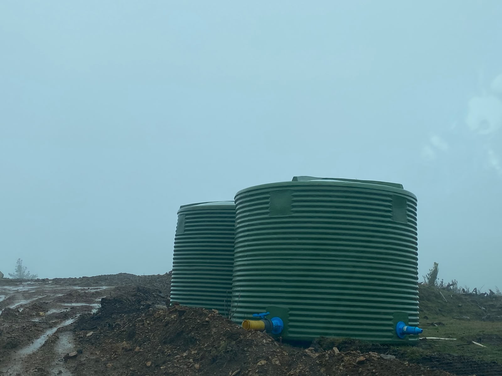 Estanques de agua instalados en terreno
